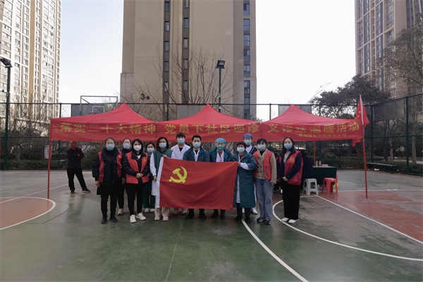 “落實二十大精神 黨員下社區(qū)巡診”義診送溫暖主題黨日活動。