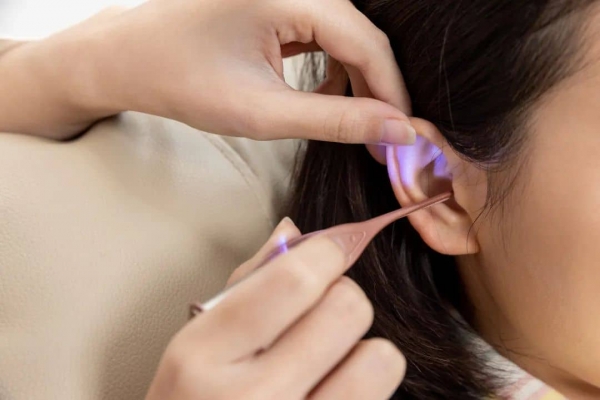 攝圖網(wǎng)_501697525_banner_美容師給顧客采耳手部特寫(企業(yè)商用).jpg 2-tuya.jpg