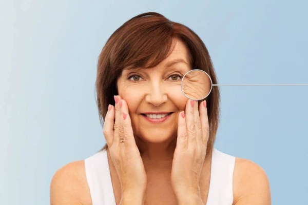 _300056495_banner_美麗,皮膚護(hù)理衰老微笑的老年女子觸摸她的臉與放大的眼睛皺紋指針?biāo){色背景長的女人指針上放大的眼睛皺紋.jpg 1-tuya.jpg