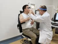 男子睡覺(jué)頻繁打鼾憋醒，有這些癥狀的，請(qǐng)注意！