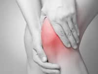 為什么50歲后總膝蓋疼？女性膝蓋比男性“早壞”10年，5個(gè)報(bào)警信號(hào)要知道！