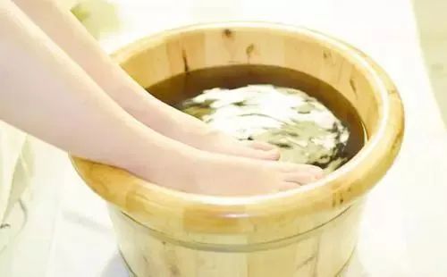 這樣泡腳，看似養(yǎng)生實則傷身！中醫(yī)5個泡腳方法收藏好！