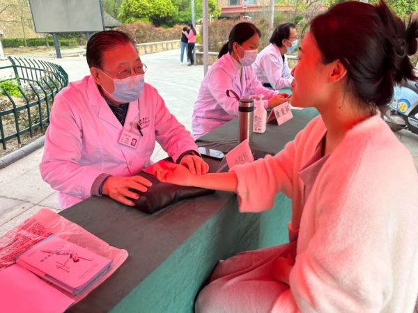 春風(fēng)送暖，鄭西專家進(jìn)社區(qū)，點(diǎn)亮健康之光！