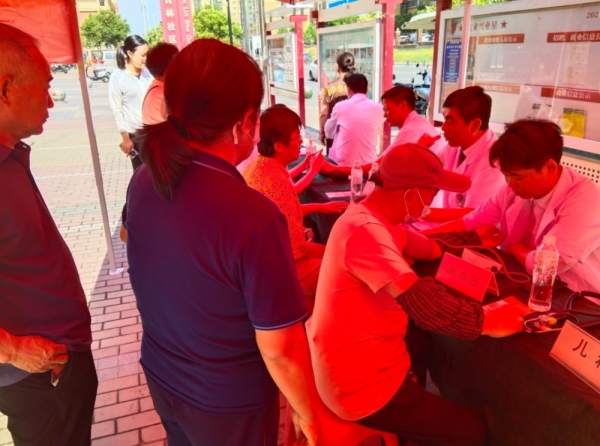 義診助力快樂(lè)成長(zhǎng)，六一共度健康時(shí)光：鄭州西區(qū)中醫(yī)院開展“六一”兒童節(jié)進(jìn)社區(qū)義診活動(dòng)