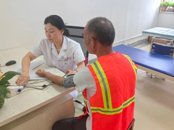 關(guān)愛(ài)從“心”開(kāi)始，醫(yī)院為高新區(qū)百名環(huán)衛(wèi)工免費(fèi)體檢！