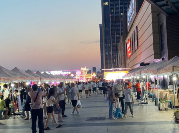 左鄰右舍都來趕集啦！這場中醫(yī)藥夜市惠民活動吸引了大批群眾！