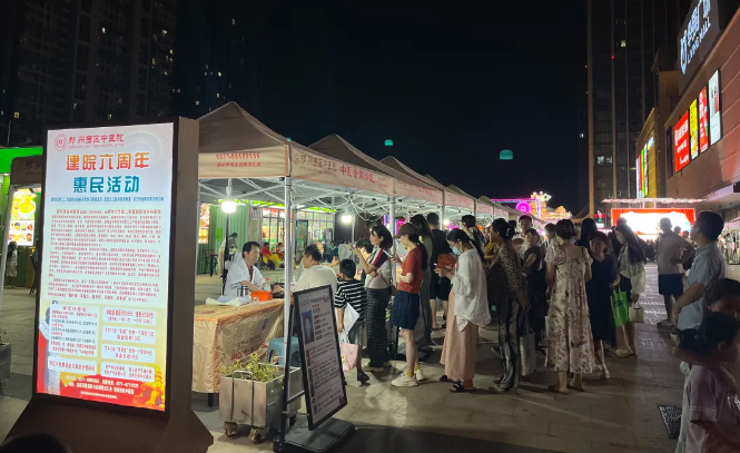 速來打卡！華強(qiáng)廣場今夜熱鬧非凡，歌舞升平人聲鼎沸！明晚同一時(shí)間，精彩繼續(xù)！