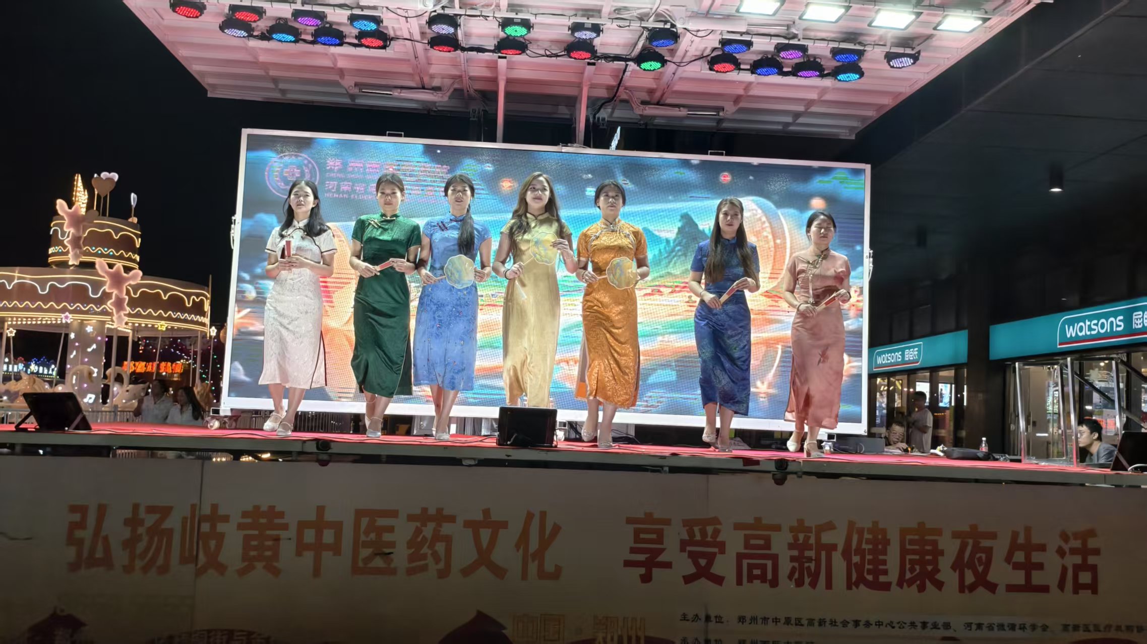 兩夜狂歡落幕！鄭州華強(qiáng)廣場(chǎng)中醫(yī)藥夜市太圈粉，下周新福利已備好，速來(lái)！